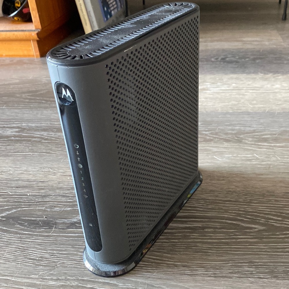 Motorola 8x4 DOCSIS 3.0 cable modem plus N300 router mode MG7310.